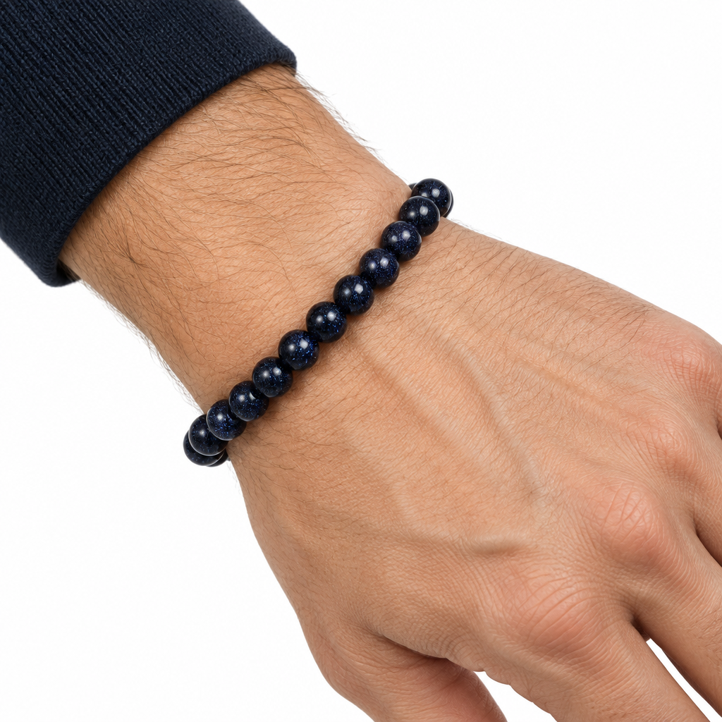 Bransoletka z niebieskiego piaskowca na nadgarstku, biale tlo