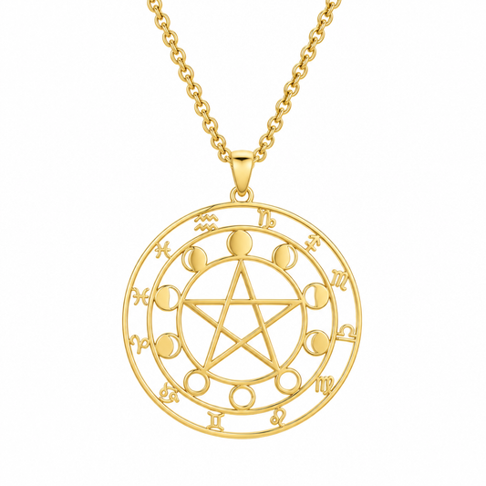 Złoty naszyjnik z ażurowym medalionem z pentagramem, znakami zodiaku i fazami księżyca – produkt na białym tle