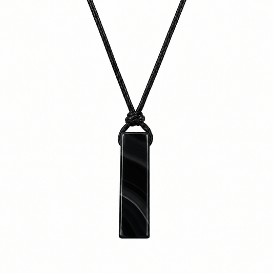 Naszyjnik z czarnym agatem na czarnym sznurku – produkt na białym tle